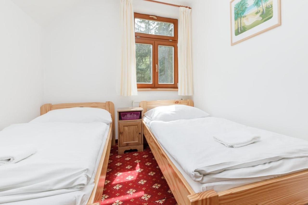 Dvoulůžkový pokoj s oddělenými postelemi a sdílenou koupelnou