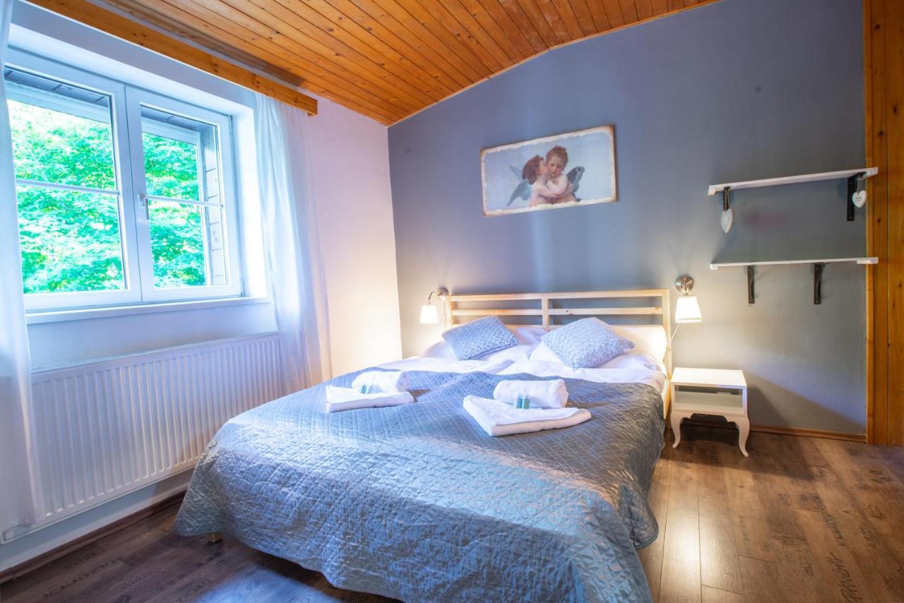 Dvoulůžkový pokoj s manželskou postelí a vlastní koupelnou