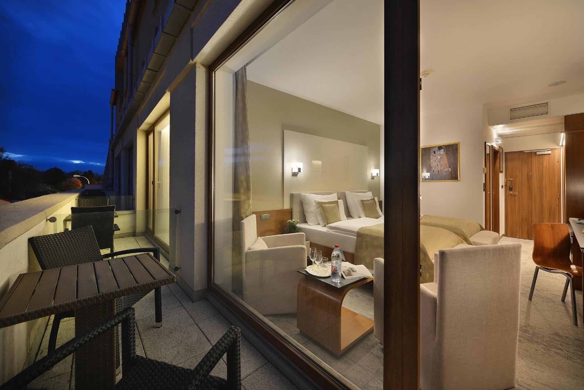 Dvoulůžkový pokoj Deluxe s manželskou postelí a balkonem