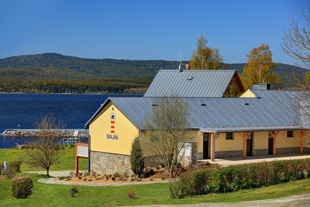 Dvoulůžkový pokoj s manželskou postelí, balkonem a výhledem na jezero - ve vedlejší budově