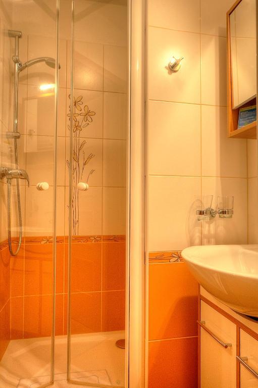 Dvoulůžkový pokoj s manželskou postelí, zimní zahradou a vstupem do wellness centra