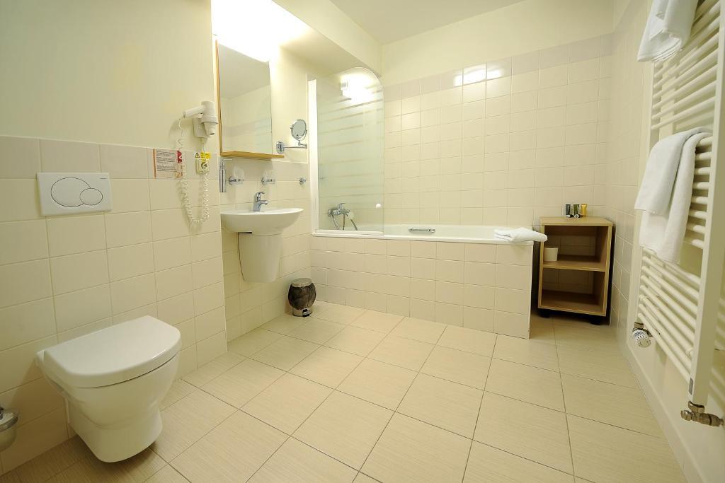 Dvoulůžkový pokoj Standard s manželskou postelí nebo oddělenými postelemi - bez klimatizace
