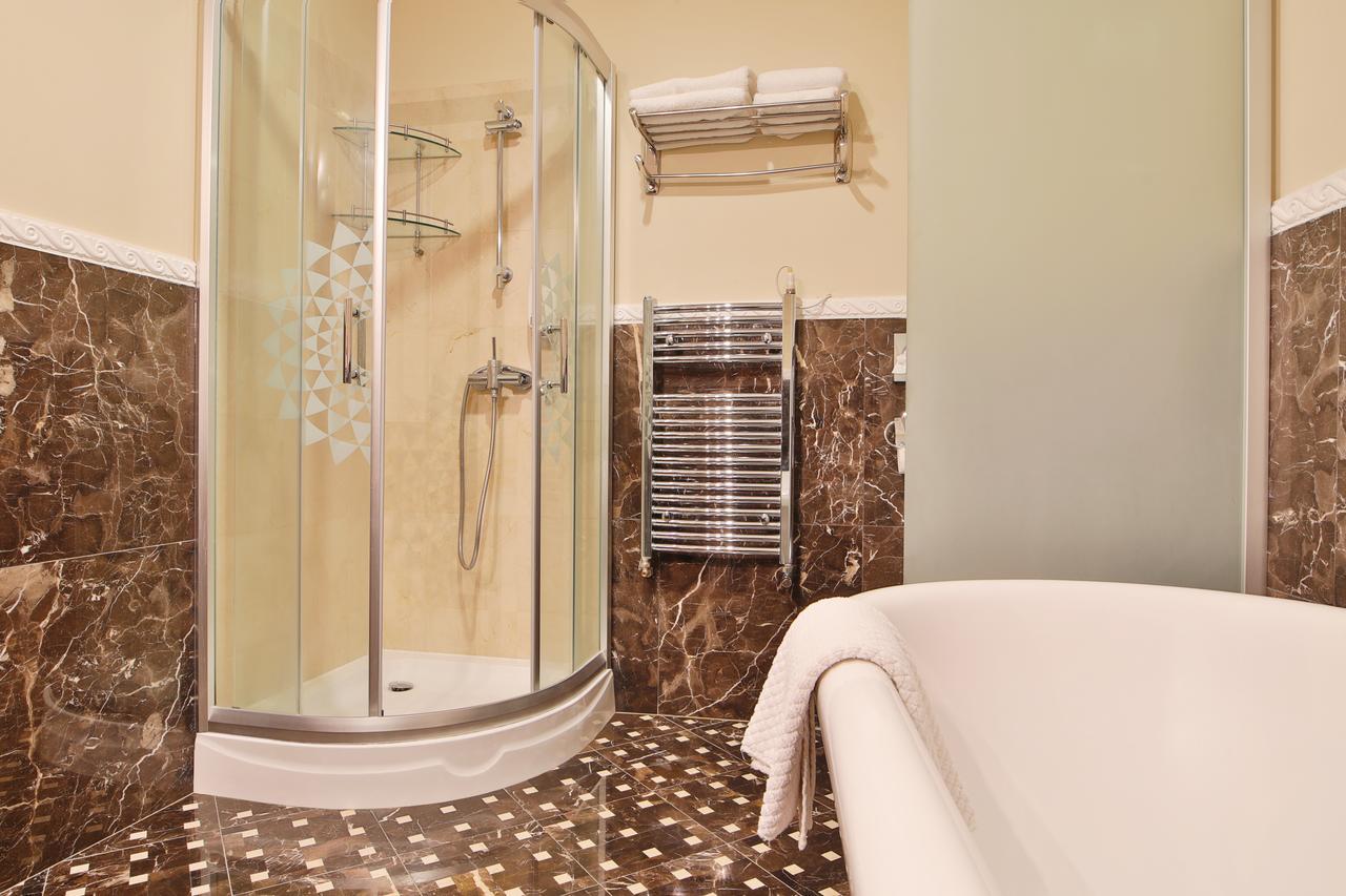 Deluxe Room with Balcony and Colonnade View
