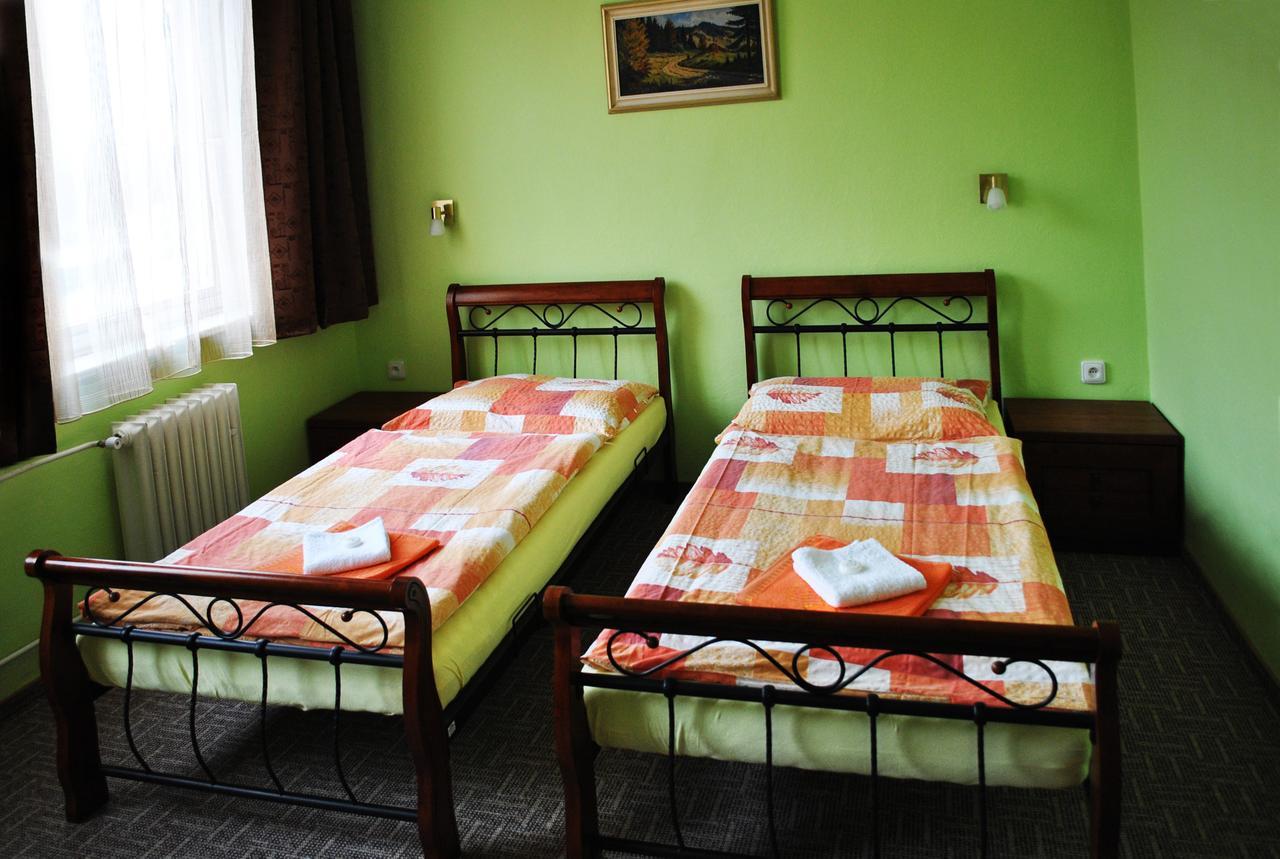 Dvoulůžkový pokoj s oddělenými postelemi a vlastní koupelnou
