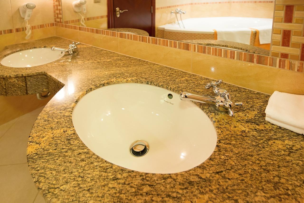 Deluxe Double Room Bath,1616898519:JPEG
