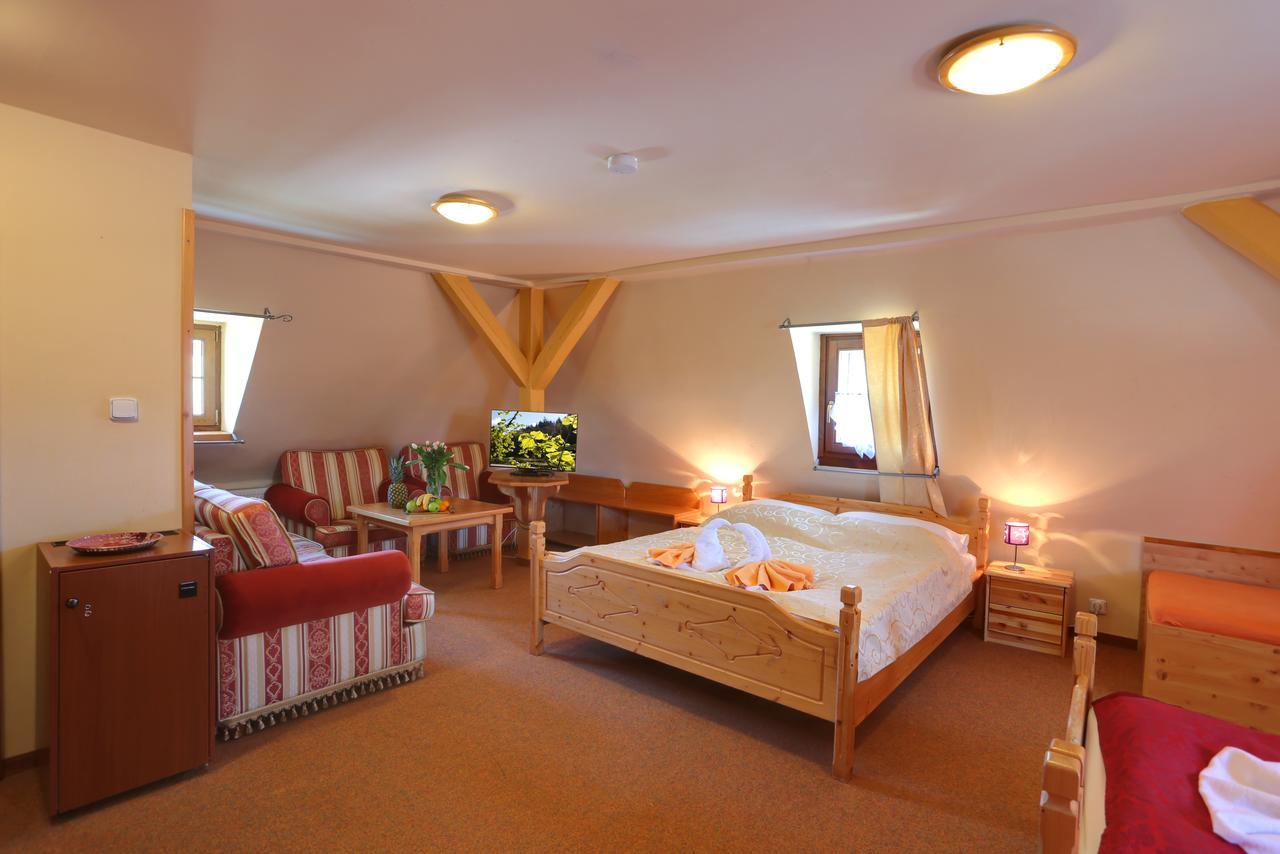 Family Room,1756524687:JPEG