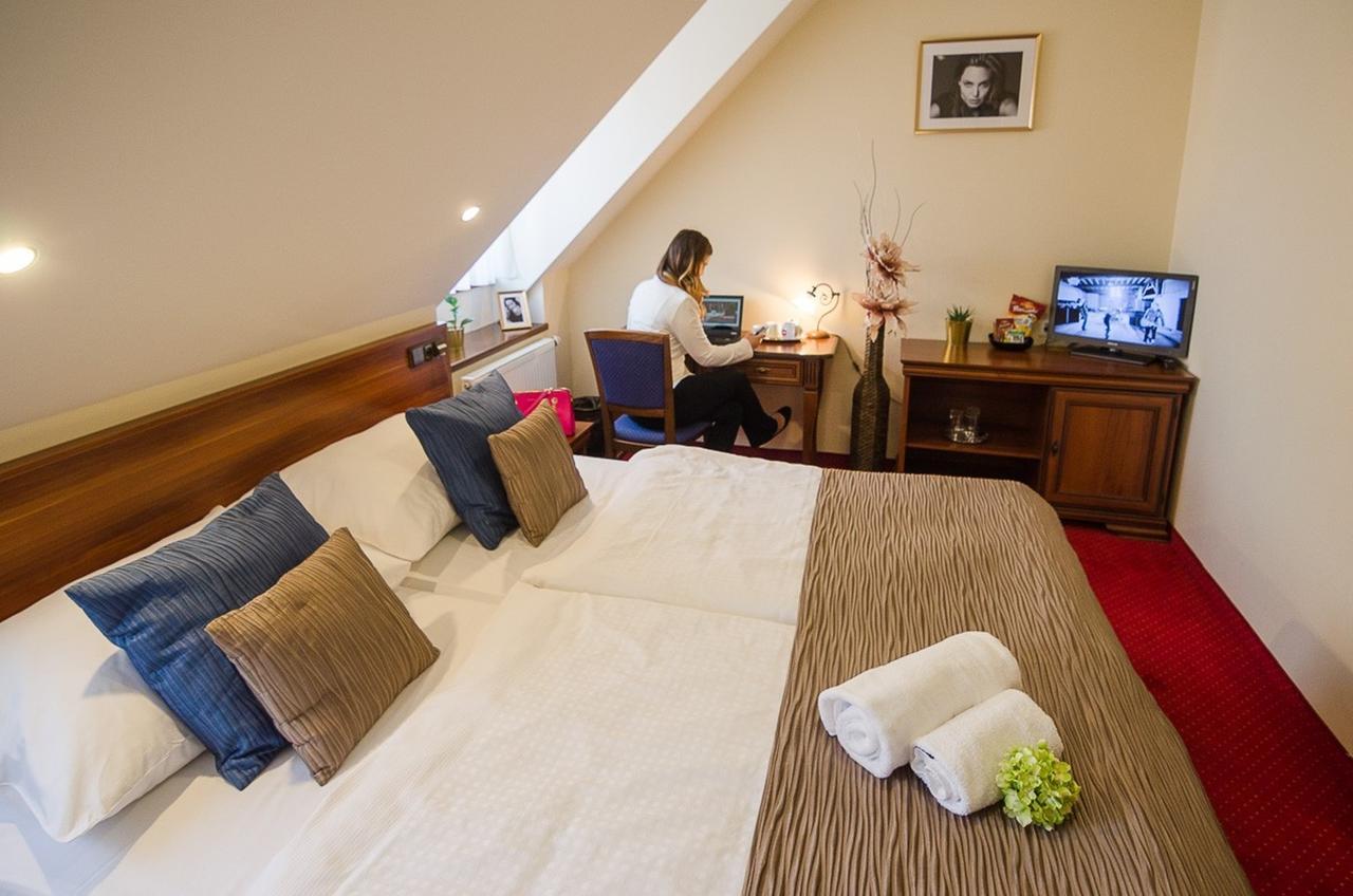 Double Room,642031158:JPEG