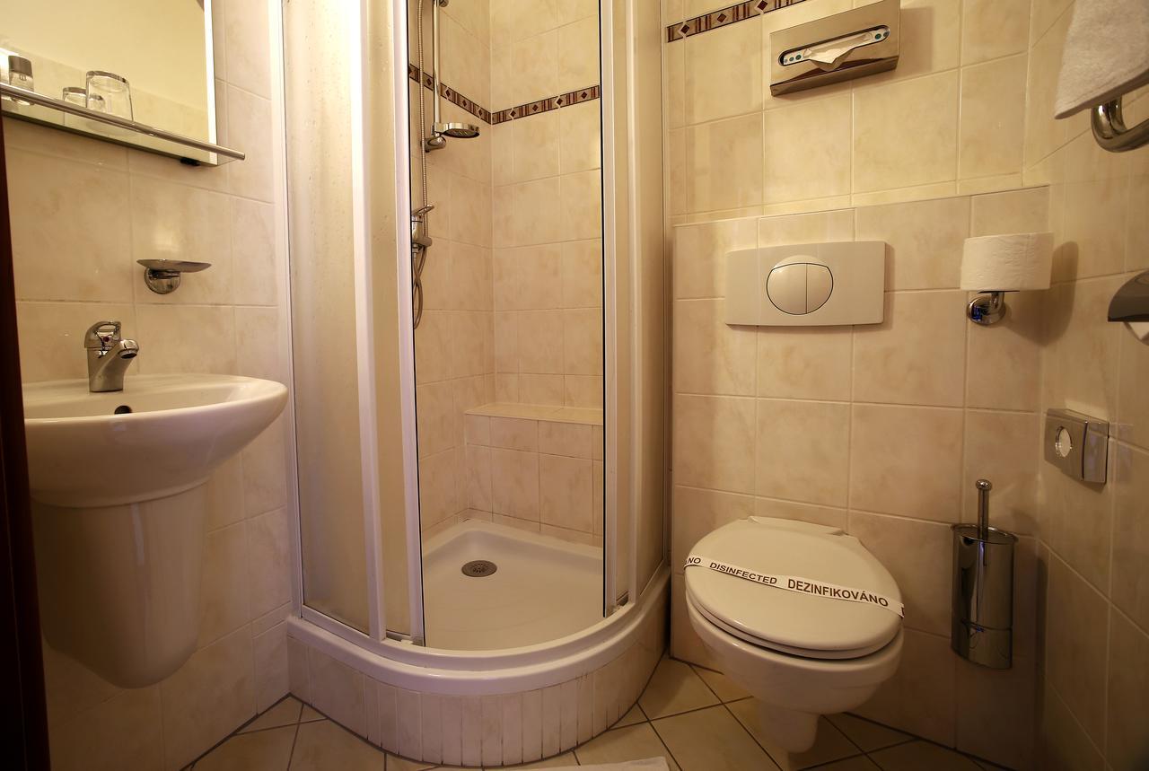 Budget Double or Twin Room,1233951500:JPEG