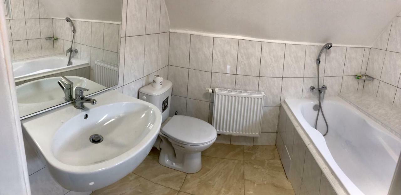 Dreibettzimmer mit eigenem externen Bad