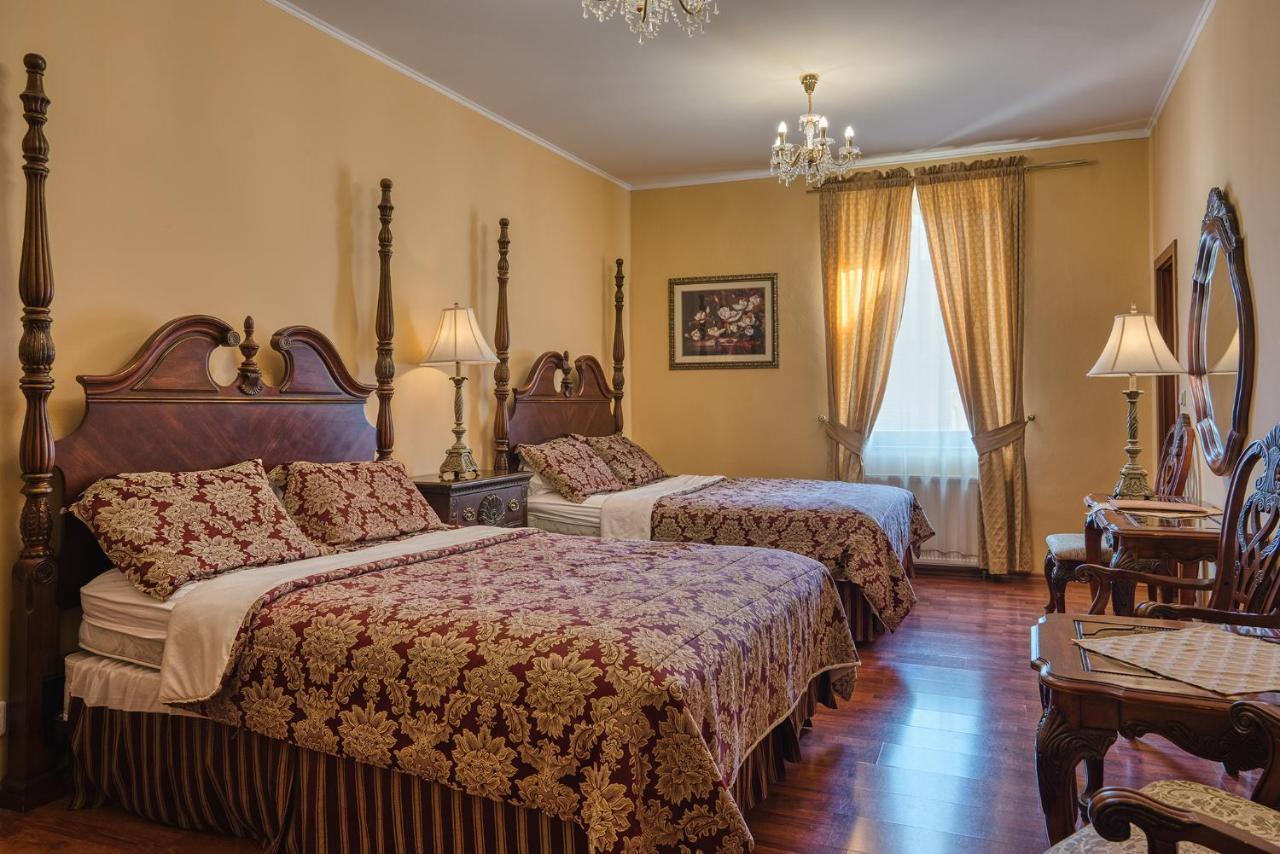 Čtyřlůžkový pokoj typu Deluxe se 2 manželskými postelemi velikosti Queen