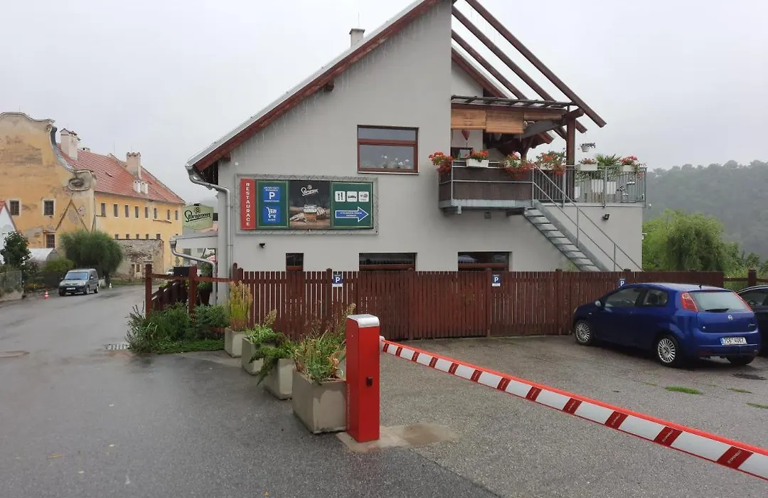 Penzion Zahrada nad řekou, restaurace a kavárna - PARKOVÁNÍ GRÁTIS-1