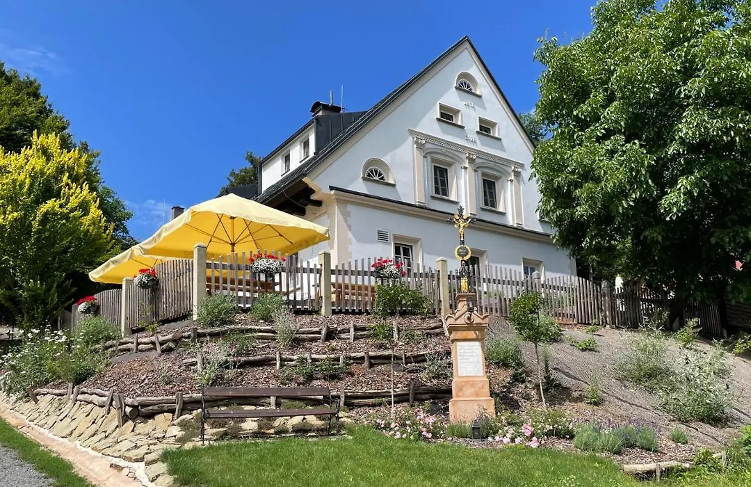 Dvur Hanis - Adults Only - Deti Od 12 Let-1