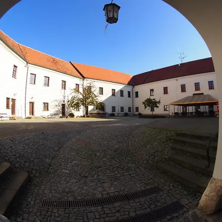 Hotel Chateau Zamek Cejkovice-2