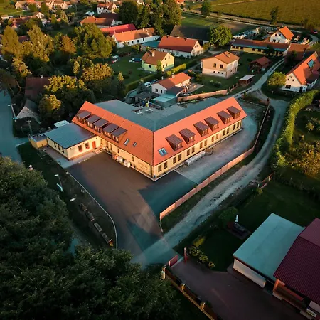 Penzion Zlatovláska u zámku Červená Lhota-2