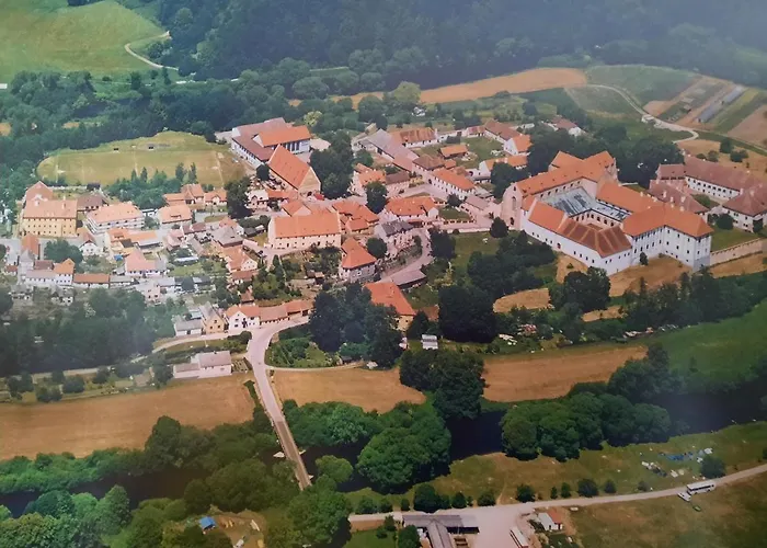 Penzion Zahrada nad řekou, restaurace a kavárna - PARKOVÁNÍ GRÁTIS